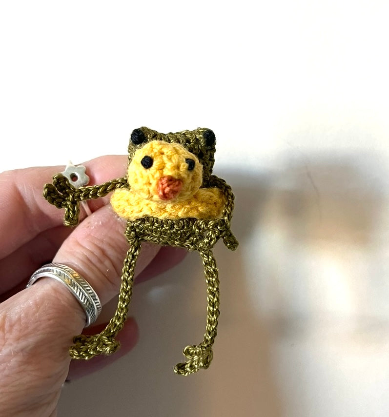 Frog brooch