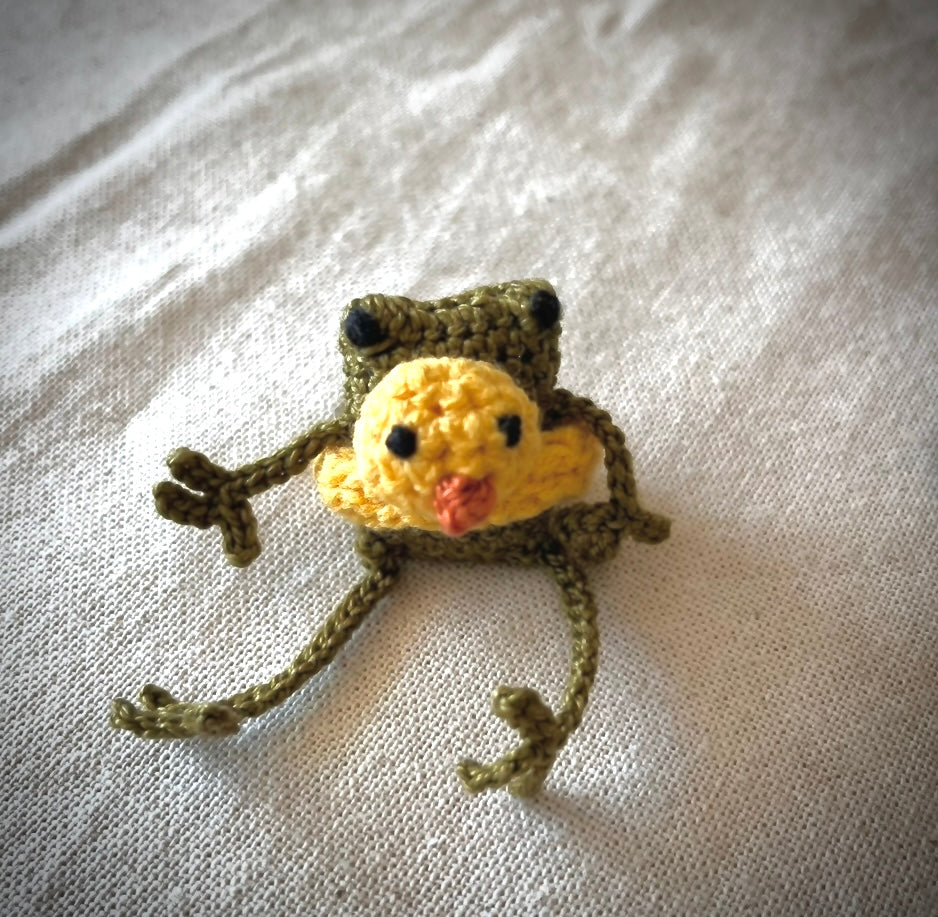 Frog brooch